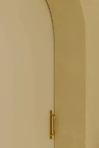 골드 핸들이 빛나는 아치형 도어 디테일 컷